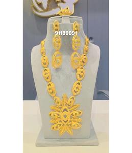 Ensemble de bijoux de luxe en diamant plaqué or 4 pièces pour les célébrations de mariage et de fête faites à la main pour femmes fabriquées en Inde - Product Image 3