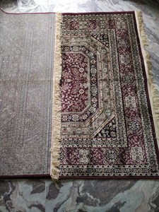 Tapis en soie brodée indienne d'excellente qualité pour la maison et l'hôtellerie, tapis kashmiri provenant d'un fournisseur indien - Product Image 2