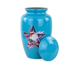 Elegante urna de cremación de aluminio con acabado plateado diseñada para el almacenamiento seguro de cenizas con un aspecto atemporal y sofisticado - Product Image 2