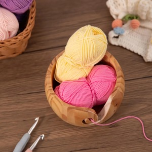 Bol à fil en bois de hêtre naturel de bonne qualité, léger, poli, organisateur artisanal avec alimentation en fil pour le crochet, disponible à la vente - Product Image 6