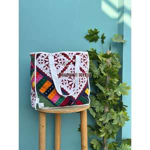 Bolsa de mano acolchada hecha a mano india, tela de algodón, diseño de retazos de trabajo de corte elegante para uso diario, Idea de regalo de compras de comestibles en la playa - Product Image 4