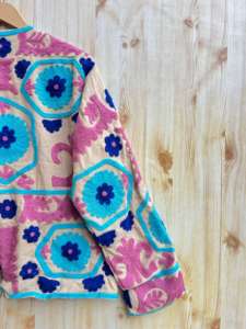 Manteau de veste Suzani brodé à la main en coton indien pour femmes vêtements d'hiver décontractés avec décoration de boutons idée cadeau de demoiselle d'honneur - Product Image 2