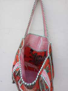 กระเป๋าถือผ้าฝ้ายลายดอกไม้แบบเย็บติดกันสำหรับผู้หญิง ยี่ห้อ SHREE SHYAM ล้างทำความสะอาดได้ มีหูหิ้วสองข้าง เป็นมิตรกับสิ่งแวดล้อม เหมาะสำหรับโยคะและช้อปปิ้ง - Product Image 6