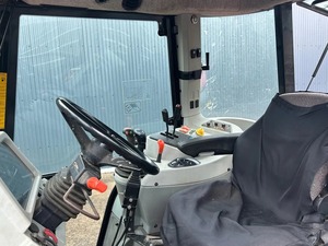 Massey Ferguson 5455 con cargador Massey 875. Bombas hidráulicas gemelas de lanzadera eléctrica - Product Image 5