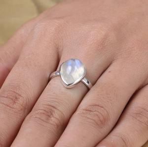 Rainbow Moonstone Bague de mariage en argent sterling 925 Bijoux de style classique avec cadre de lunette pour la mariée pour les fêtes d'anniversaire - Product Image 1