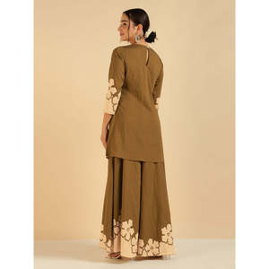 Conjunto coordinado de Kurti y Sharara de crepé con estampado floral bohemio marrón, ecológico, para todas las estaciones, con mangas tres cuartos. - Product Image 4