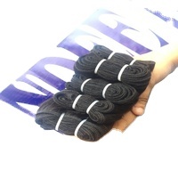 Paquets de cheveux humains indiens Remy alignés sur des cuticules vierges complètes 4*4 fermetures avant en dentelle transparente Extensions de cheveux longs et profonds - Product Image 5