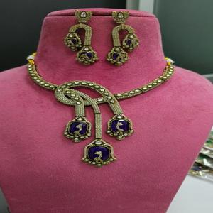 Collar Polki de Lujo de Primera Calidad con Hermosos Aretes, Diseño Único y Moderno que Complementa Tanto la Ropa Étnica como la Occidental - Product Image 1