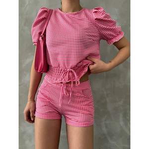 Shorts mini fuchsia pour femmes Topshow, options de vente en gros disponibles - Product Image 3