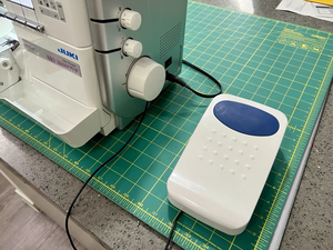 Machine à coudre Juki MO-3000QVP Sergéuse avec enfileur facile et écran LCD portable - Product Image 5