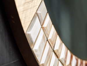 Miroir mural élégant à cadre en bois de manguier et corne fabriqué à la main pour la salle de montre de bureau à domicile ou le décor de restaurant - Product Image 3