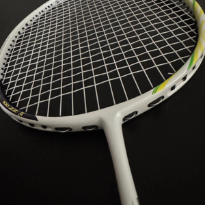 Raqueta de Bádminton de fibra de carbono de alta calidad OEM con técnicas tejidas <span class=keywords><strong>y</strong></span> <span class=keywords><strong>material</strong></span> de agarre de PU - Product Image 2