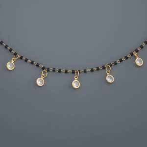Collier tendance plaqué or 184854, chaîne à maillons diamantés avec perles coquillages pour occasions festives - Product Image 1