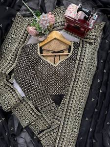 Sari Negro Bordado Pesado para Mujer, Sari de Georgette Premium con Borde Dorado y Blusa, Perfecto para Fiestas y Bodas - Product Image 3