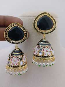 Bloom meenakari jhumkas เซ็ตต่างหูวาดด้วยมือคอลเลกชันที่ไม่ซ้ำกันของต่างหูทำด้วยมือโดยช่างฝีมือมีลาย - Product Image 2
