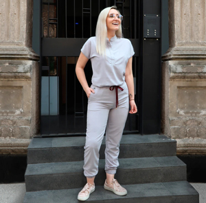 Uniformes de nettoyage anti-liquide à la mode pour hôpitaux médicaux personnalisés unisexe vente en gros d'ensembles de soins infirmiers pour femmes et hommes - Product Image 3