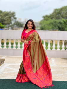 Sari de Seda de Diseño con Tejido Zari y Diseño Meenakari para Ocasiones Festivas - Product Image 3