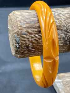 Sunset Bliss Brazalete de resina hecho a mano para mujer, pulsera de remolino artístico audaz con colores vibrantes - Product Image 4