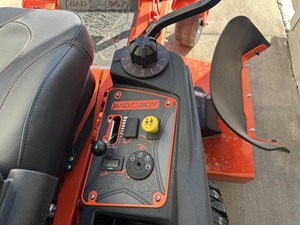 Tondeuse à gazon autotractée Bad Boy Maverick HD 6000 2025, électrique et à essence, avec 4 caractéristiques à moteur 2 temps pour la coupe de l'herbe - Product Image 2