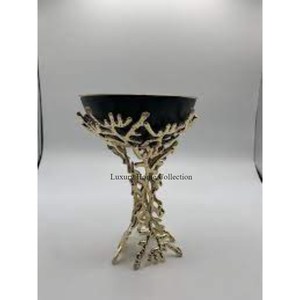 Brûleur de forme ronde de couleur noire avec support de conception unique moulé d'argent poli en aluminium - Product Image 1