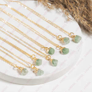 Pendentif en pierre brute d'aventurine verte naturelle, bijoux en cristal faits à la main, collier en pierre naturelle rustique - Product Image 1