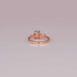 Bague de fiançailles tendance plaquée or rose 18 carats avec diamant de laboratoire taille radiant, design classique personnalisé pour cadeau d'anniversaire - Product Image 4