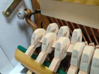 Piano droit classique Yamaha U1D, importé du Japon, artisanat supérieur, haute qualité, finition blanche, performances fluides
