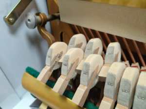 Piano Vertical Clásico Yamaha U1D, Importación de Japón, Artesanía Superior, Acabado Negro de Alta Calidad, Rendimiento Suave - Product Image 6