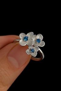 Anillo delicado de tres flores de tanzanita etérea, piedras azules violetas brillantes, diseño Floral elegante, joyería perfecta para uso diario - Product Image 2