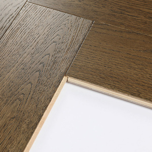 Vente flash Plancher en bois d'ingénierie à 3 plis en chêne à chevrons Laqué UV pour une technique d'installation par clic fluide - Product Image 2