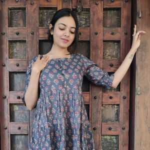 Robe décontractée en coton indien Col carré Longueur genou avec volants Robe confortable Col carré Longueur genou - Product Image 1