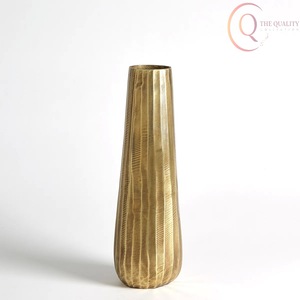 Vase de table en métal fait main de luxe avec un design contemporain, léger et robuste, pour la maison et la restauration - Product Image 6