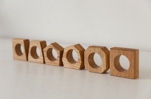 Design géométrique Anneaux de serviette en bois fabriqués à la main pour la décoration de la table de la maison par UCI - Product Image 2