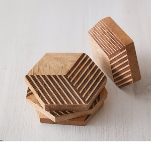 Posavasos de Madera de Mango con Patrón Hexagonal |   Diseño Geométrico Artesanal |   Decoración de Mesa Rústica Moderna |   Última Colección de Madera - Product Image 1