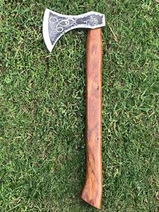ขวานไวกิ้งพร้อมด้ามจับไม้กุหลาบแกะสลักและหุ้มหนังซึ่งเป็นอุปกรณ์เสริมที่มีฝาปิดหนังผิวมันเงาสูง - Product Image 6