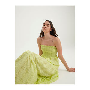 Robe décontractée en seersucker BGN avec design sans bretelles froncé Modèle S23D503 - Product Image 6