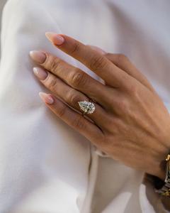 Bague de fiançailles Solitaire Moissanite coupe poire 12x8mm en serti or classique à cinq broches | Bijoux fins de mariage de mariée - Product Image 6