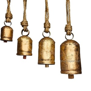 Cloches de vache vintage en métal doré antique cluster faites à la main corde de jute cloche suspendue Shabby Chic décor de vacances de Noël - Product Image 1