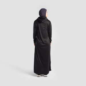 Ropa Deportiva Enigma Modest con Top Cubierto en Negro - Product Image 3