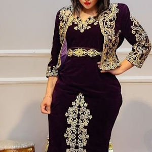 DERNIÈRE BRODERIE ZARI OR SUR VESTE VIOLET AVEC ROBE CAFTAN AVEC ORNEE DE PERLES DE VERRE CRISTAL, PIERRE, DABKA WORK @ 2023 - Product Image 1