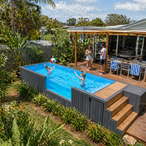 Piscina rectangular de acero sobre suelo, tipo spa para exteriores, con escalera de seguridad y plataforma de madera. - Product Image 2