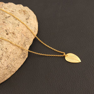 Collar con colgante en forma de hoja de diseño personalizado, cadena de eslabones chapada en oro mate, collar minimalista delicado, regalo para mujer - Product Image 6