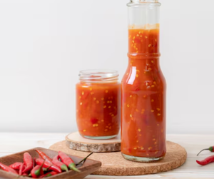 Fábrica de ESTÁNDAR INTERNACIONAL en Vietnam Botellas naturales Fresh Red Hot Spicy Haccp CHILI SAUCE Botella de plástico 300ml/550ml - Product Image 5