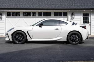 Toyota GR-86 Premium 2023 con Transmisión Automática, Motor V6 Turbo de 4.1-6L, Asientos de Cuero, Techo Panorámico y 5 Plazas - Product Image 3