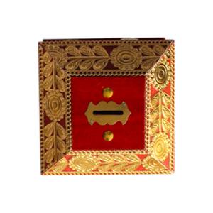 Banco de monedas de madera hecho a mano con incrustaciones de latón decorativas en relieve y acabado rojo rico para regalos tradicionales y decoración del hogar - Product Image 6