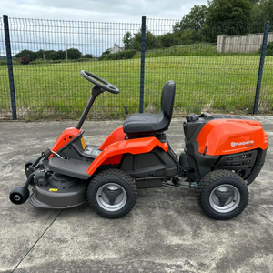 Potente cortacésped Husqvarna R 112C con tractor de jardín disponible - Product Image 1