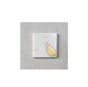 Tapis de tasse de Table de cuisine en marbre blanc avec conception de feuille de laiton - Product Image 1