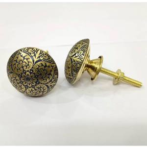 Pomo de latón hecho a mano personalizado con puntos blancos y negros para cajones de tocador y gabinetes, fabricado en India - Product Image 2