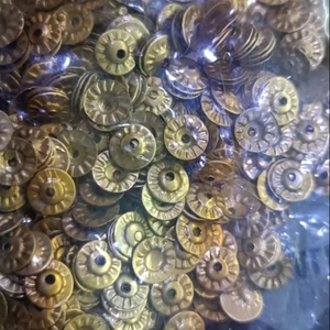 เลื่อมพีวีซีสีดำหนา5มม. สีทองแบบหลวมสำหรับเครื่องประดับเสื้อผ้างานฝีมือแบบทำมือ - Product Image 1