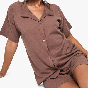 ชุดครอป2ชิ้นสำหรับฤดูร้อนลำลองของผู้หญิงชุดครอปคอวีและกางเกงขาสั้นยาวถึงเข่ามีลายย้อมสีเรียบแขนครึ่งแขน - Product Image 3